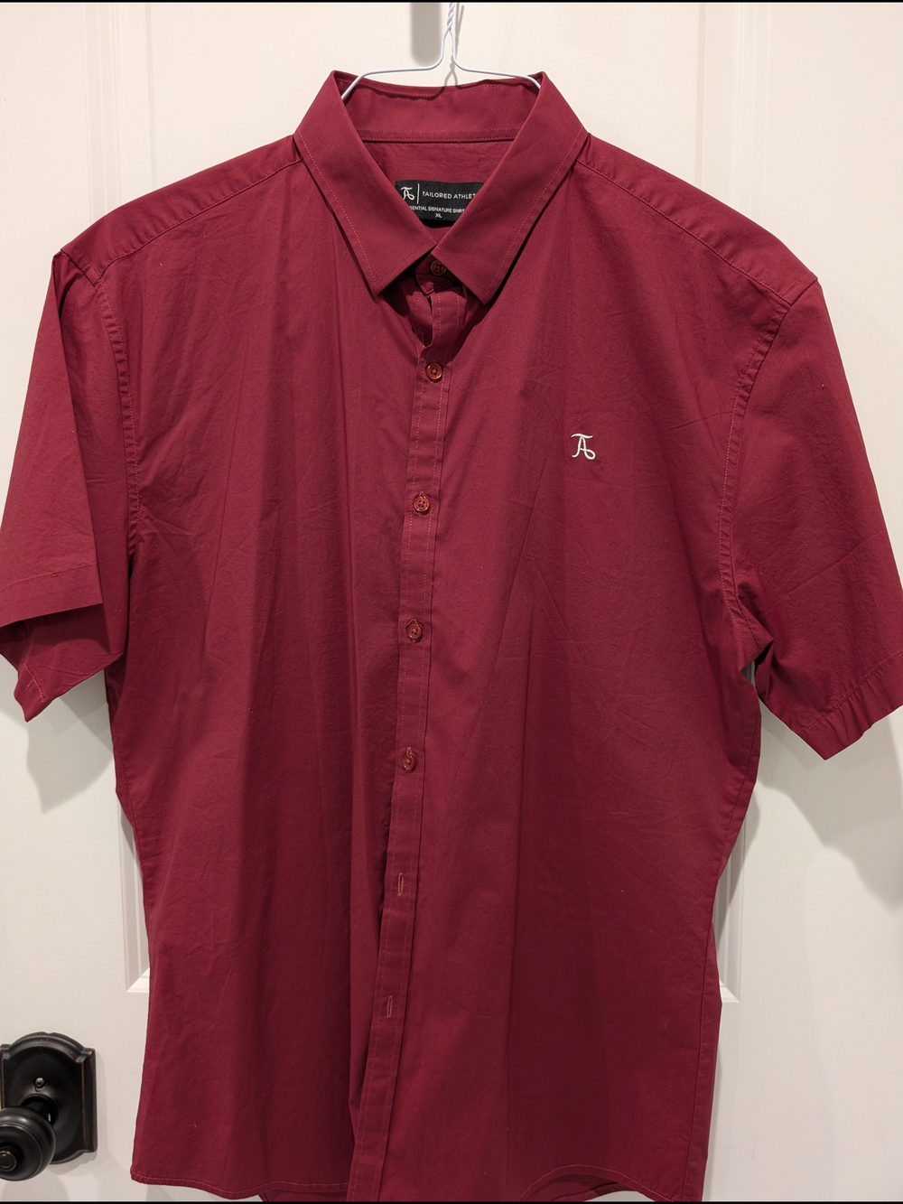 Tailored Athleisure Men's Short-Sleeve Button-Down Shirt in Burgundy